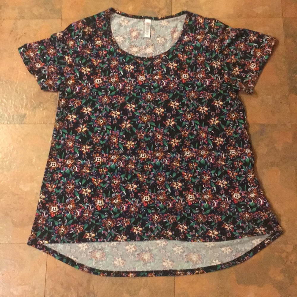 Large Lularoe Classic Tee